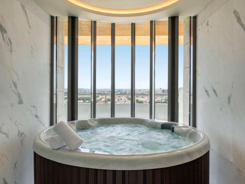 吉达Swissotel Living Jeddah的带浴缸的大窗户