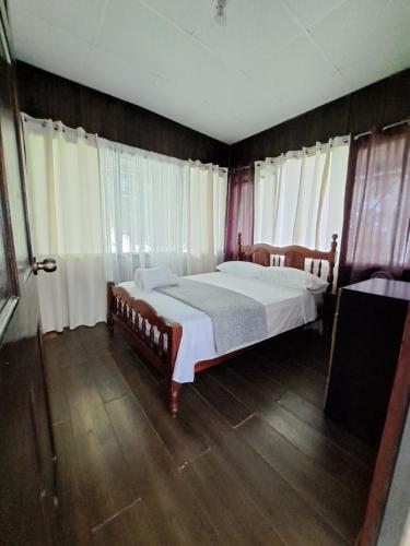 Río SerenoHospedaje Finca Agroturistica Doña Rufa的一间卧室配有两张床和镜子