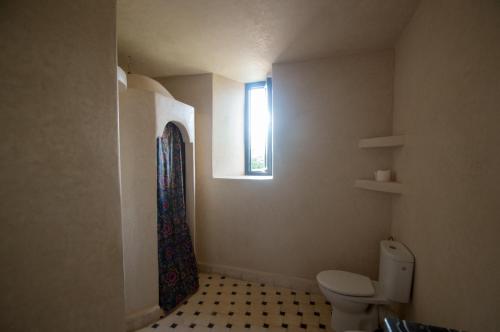 马拉喀什Ayour Atlas的一间带卫生间和窗户的浴室