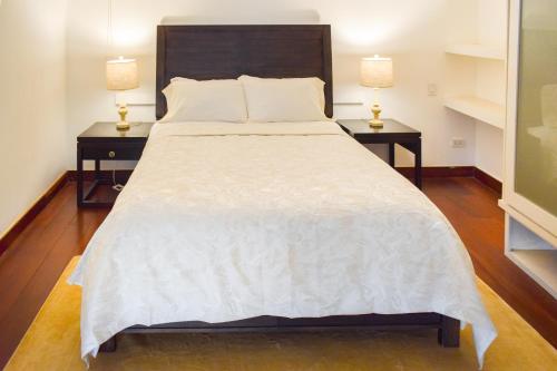 巴拿马城Best location - Luxury and charming loft的一间卧室配有一张带2个床头柜的大床