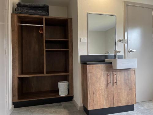 佩里舍峡谷流浪汉小屋酒店的一间带水槽和镜子的浴室