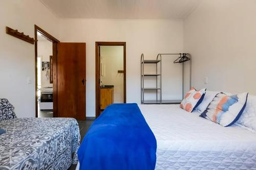 圣塞巴斯蒂安Flat JUQUEHY INCRÍVEL COM PISCINA E AR CONDICIONADO的一间卧室配有一张带蓝色床单和梯子的床