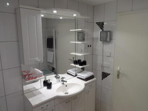 基姆湖畔普林Gästehaus Ehrlich的白色的浴室设有水槽和镜子