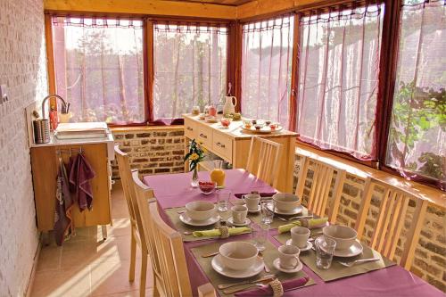 Sint-Agatha-Rode辉鲁伊住宿加早餐旅馆的一间带桌椅和窗户的用餐室