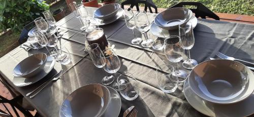 帕皮提PAMATAI COSY LODGE的一张桌子,上面有酒杯和盘子