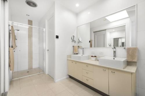 努萨维尔8 On Weyba的白色的浴室设有2个盥洗盆和淋浴。