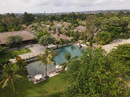 金巴兰Jimbaran Puri, A Belmond Hotel, Bali的享有度假村游泳池的空中景致