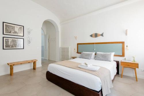 蒙特奇奥艾米利亚La Casa sulle Mura的一间卧室,卧室内配有一张大床