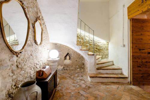 蒙特奇奥艾米利亚La Casa sulle Mura的浴室设有石楼梯和镜子