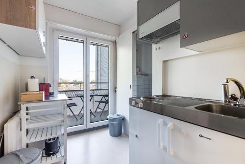 克罗伊茨林根Cooldis 5 !Gratis Parken, Free Parking!的一个带水槽的厨房和一个阳台