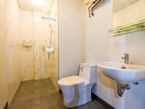 巴淡岛中心Lovina 31-ABAC at One Residence的一间带水槽、卫生间和淋浴的浴室