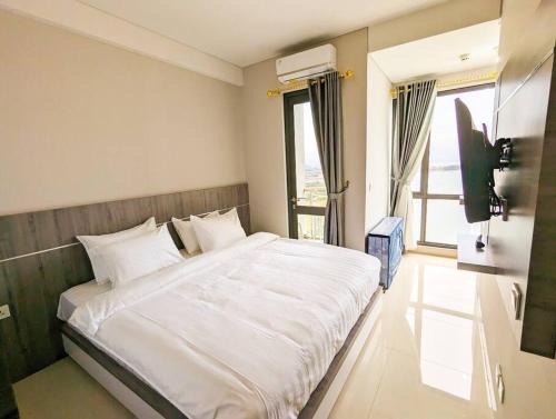 巴淡岛中心Lovina 31-ABAC at One Residence的卧室配有一张白色大床和电视。