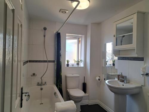 格雷斯瑟罗克Luxury Rooms In Furnished Guests-Only House Free WiFi West Thurrock的浴室配有盥洗盆、卫生间和浴缸。