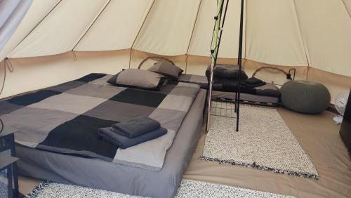 克雷尼察Glamping-Dimbo的帐篷内一间卧室,配有一张床