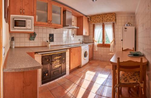 ParalacuestaEl Mirador 2的厨房配有炉灶、水槽和冰箱。