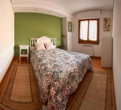 ParalacuestaEl Mirador 2的一间卧室设有一张床和绿色的墙壁