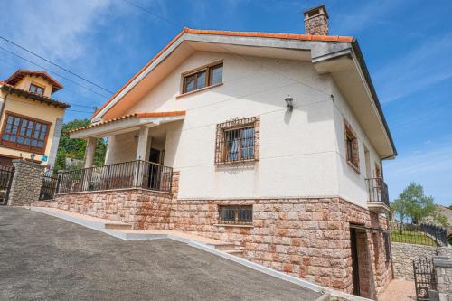 利亚内斯Casa en Llanes cerca de la playa, Niembru. El Carrascal的带阳台的大型砖屋