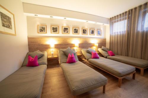 费尔兹姆斯Hotel Alpenblick的带沙发和粉红色枕头的客厅