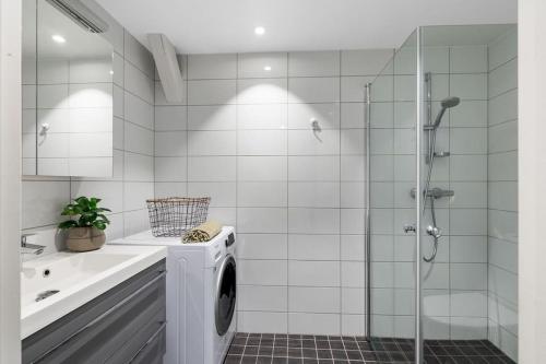 克里斯蒂安桑1-Roms toppleilighet på tangen/bystranda的一间带洗衣机和淋浴的浴室