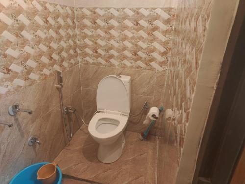 西姆拉Conifers Homestay的一间位于客房内的白色卫生间的浴室