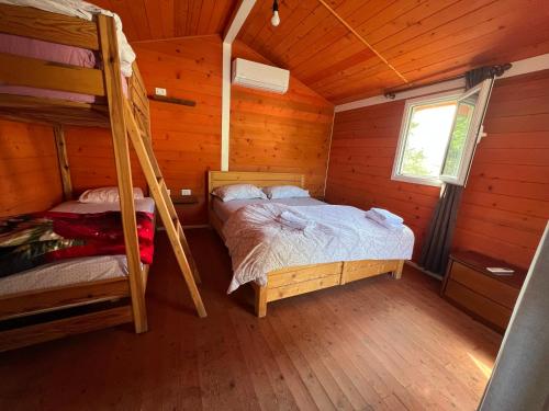 RubikBaven -Toven Naturae的小屋内设有一间带两张双层床的卧室