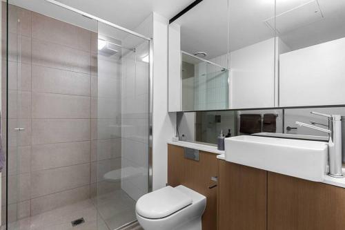 墨尔本Perfect Urban Retreat!的一间带卫生间、水槽和镜子的浴室