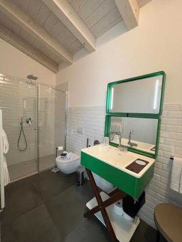 托尔博莱Glocal Torbole的一间带绿色水槽和淋浴的浴室