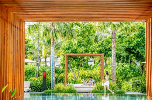 富国Crowne Plaza Phu Quoc Starbay, an IHG Hotel的一位在游泳池里走的女人