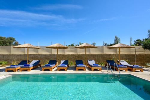 科斯基努Villa Anolia with Private Pool的一个带躺椅和遮阳伞的游泳池