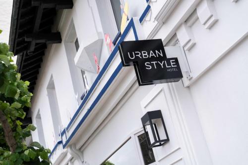 比亚里茨Urban Style Biarritz Le Relais的建筑一侧读阅横梁风格的标志
