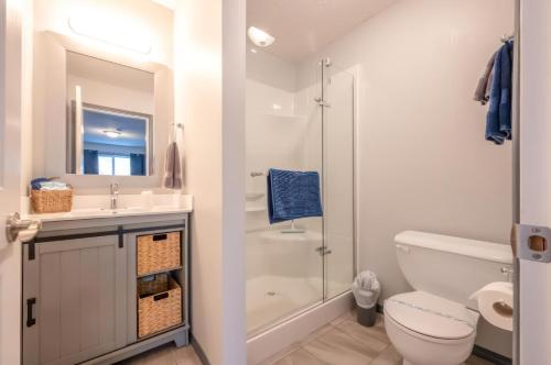 彭蒂克顿Lakeside Villa的带淋浴、卫生间和盥洗盆的浴室