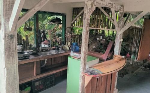 Tjakranegarahijau的厨房配有水槽和带镜子的台面