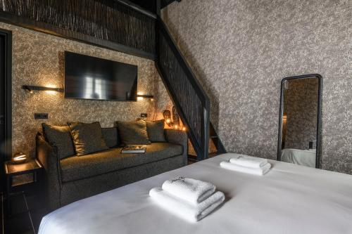 米克诺斯城She Mykonos - The Residency的酒店客房,配有床和沙发