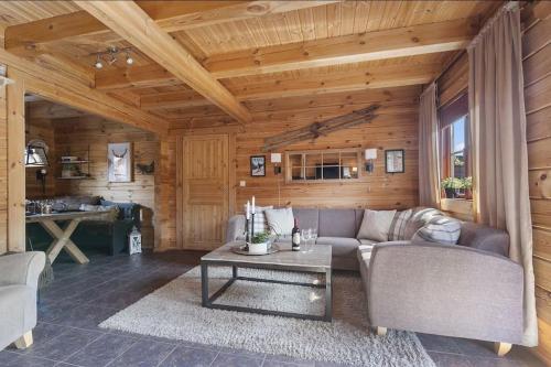 弗罗达尔Tradisjonell laftet hytte的客厅配有沙发和桌子