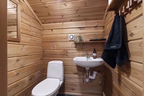 弗罗达尔Tradisjonell laftet hytte的木制浴室设有卫生间和水槽