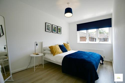 弗里姆利Camberley Spacious and Comfy 3 Bedroom Home, Next to Frimley Hospital with Parking的白色的卧室设有床和窗户