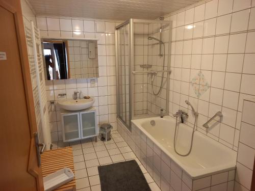 特拉本特拉巴赫Ferien im Winzerhaus的带浴缸、水槽和淋浴的浴室