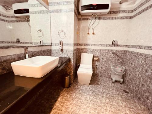马拉里Hill River Resort - Central Heated & Air cooled的一间带水槽和卫生间的浴室