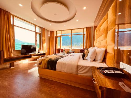马拉里Hill River Resort - Central Heated & Air cooled的一间带一张大床的卧室,位于带窗户的房间内