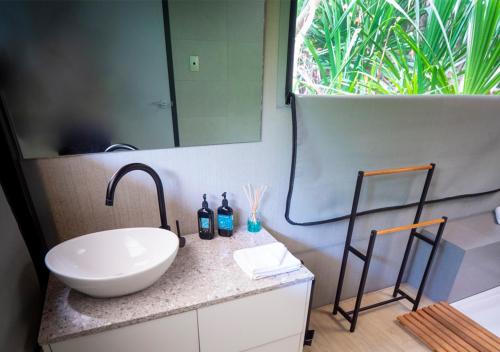 飞鱼湾Swell Lodge的浴室设有白色水槽和镜子
