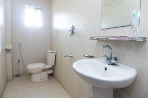 吉大港Hotel Golden Inn Chattagram Ltd的白色的浴室设有水槽和卫生间。
