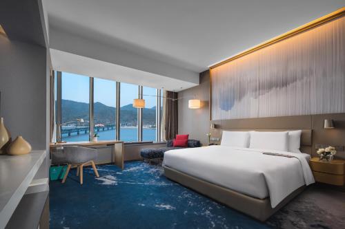 杭州杭州滨江世融艾美酒店的酒店客房设有一张床和一个大窗户