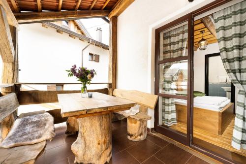普利特维采村普里特维采住宿加早餐旅馆的客房设有木桌和窗户。
