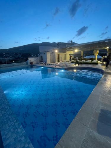 Chtaura德罗拉套房酒店的夜间大型游泳池
