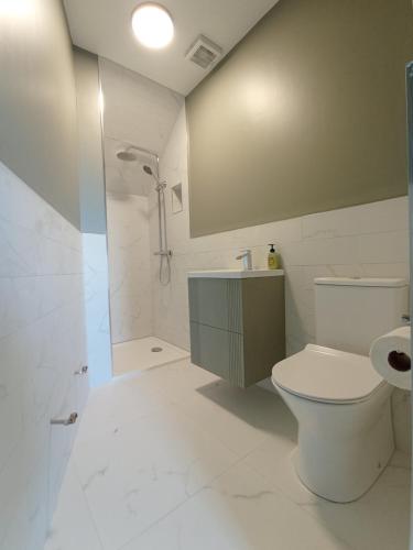 卡斯尔马特Ocean view的一间带卫生间和淋浴的浴室