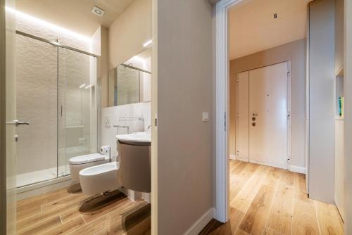 罗马Luxury Corso Suite - DesignD Stays的浴室配有卫生间、盥洗盆和淋浴。