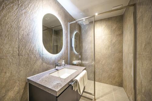 光州Browndot Hotel Gwangju Pungam的一间带水槽和镜子的浴室