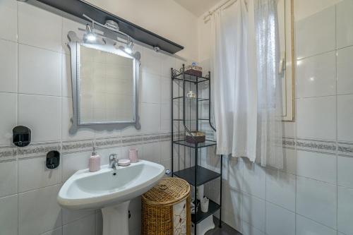 切列梅萨皮卡Sunshine House - Ostuni BB di Antonella的白色的浴室设有水槽和镜子