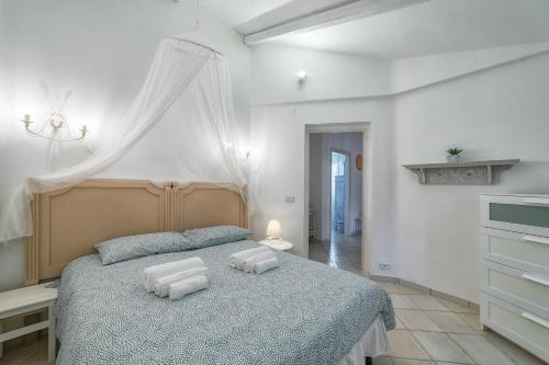 切列梅萨皮卡Sunshine House - Ostuni BB di Antonella的一间卧室配有一张床,上面有两条毛巾