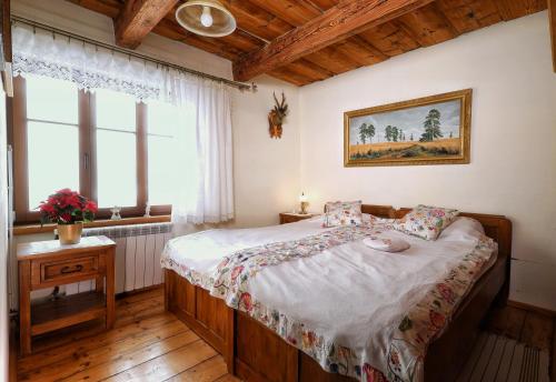 StryszawaPrzytulia willa的一间设有床铺的卧室,位于带窗户的房间内